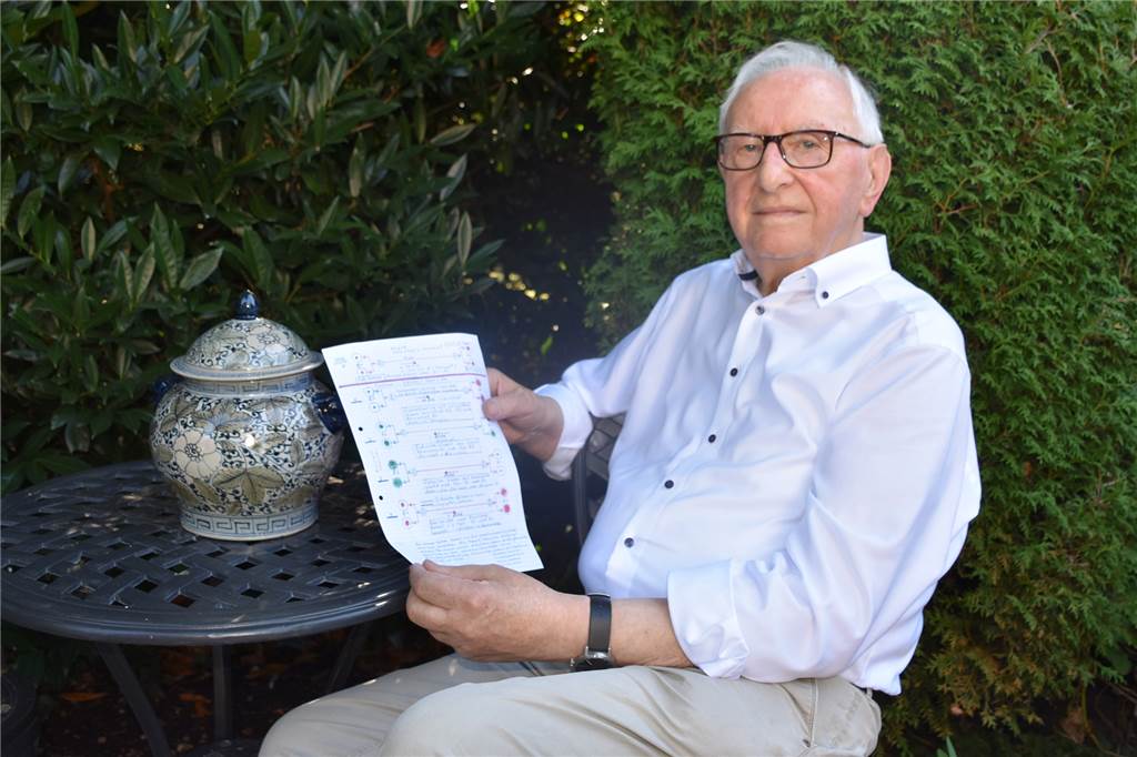 Mögliche Lösung für das SGW-Problem in Doemern: Bernhard Wesselers Idee Auf seinem Küchentisch skizzierte Bernhard Wesseler die mögliche Lösung mit einer "kommunizierenden Röhre".