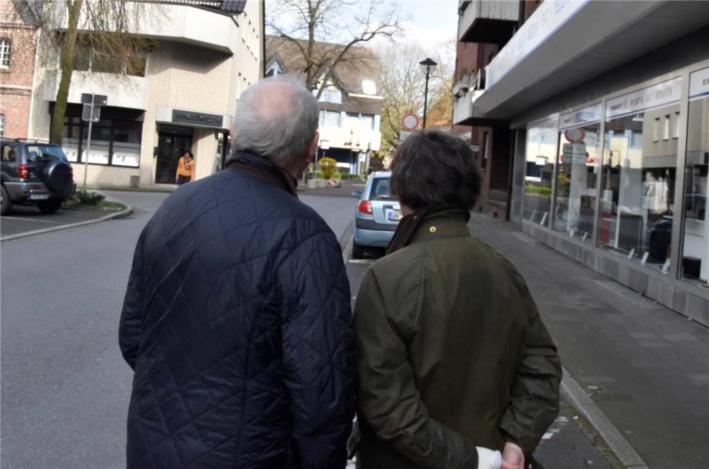 Bummel in der Innenstadt: „Im Restaurant ist tote Hose. Aber Klopapier bekommt man noch“ Auf ihrem Spaziergang durch die Innenstadt begegnete das Seniorenpaar auffällig wenigen Menschen. Nach einem Parkplatz muss man aktuell auch nicht lange suchen.