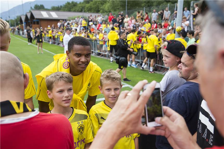 BVB-Trainingslager in Bad Ragaz ohne Fans - DFL legt Leitfaden vor Auf Selfies mit den Spielern in Bad Ragaz müssen die BVB-Fans in diesem Jahr verzichten.