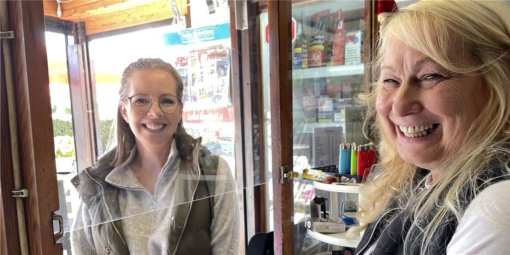 Die Frau vom Büdchen geht: Dortmunder Kult-Kiosk bekommt neue Pächterin Im Westricher Büdchen: die alte Pächterin Silvia Kimenkowski und die neue Pächterin Sibylle Kohlmann.