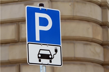 Auf so gekennzeichneten Parkplätzen dürfen nur E-Autos park. Rund um die Uhr und kostenlos.