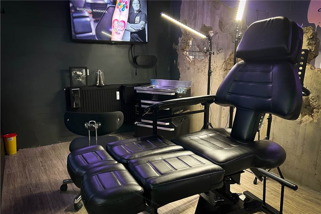 Ein Stuhl eine einem Tattoostudio