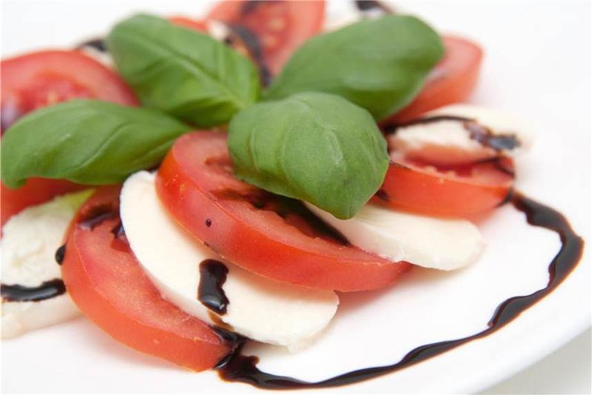 Auch günstige Aceto-Balsamico-Produkte überzeugen „Öko-Test“ Auf Tomate und Mozzarella darf dunkler Balsamico-Essig nicht fehlen. Auch günstige Produkte sind geschmacklich einwandfrei, urteilt die Zeitschrift „Öko-Test“. Foto: Andrea Warnecke