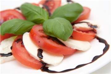 Auf Tomate und Mozzarella darf dunkler Balsamico-Essig nicht fehlen. Auch günstige Produkte sind geschmacklich einwandfrei, urteilt die Zeitschrift „Öko-Test“. Foto: Andrea Warnecke