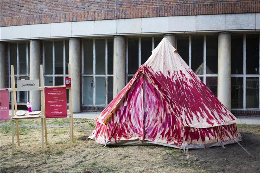 Vom Krampf mit der Menstruation Auf verschiedensten Open Airs gibt es nun sogenannte „Red Tents“, Festivalzelte für die Periode, in denen auch Workshops angeboten werden. Foto: Delia Baum