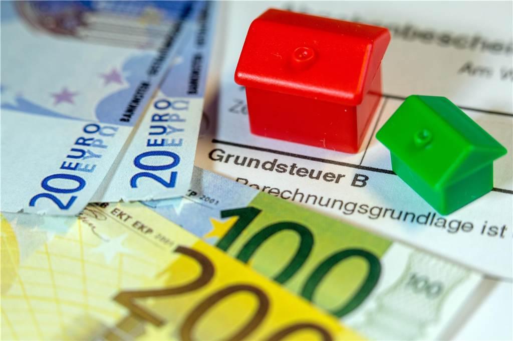 Grundsteuer: Recklinghausen nimmt eine Sonderstellung ein Geldscheine vor einem Grundsteuer-Formular.