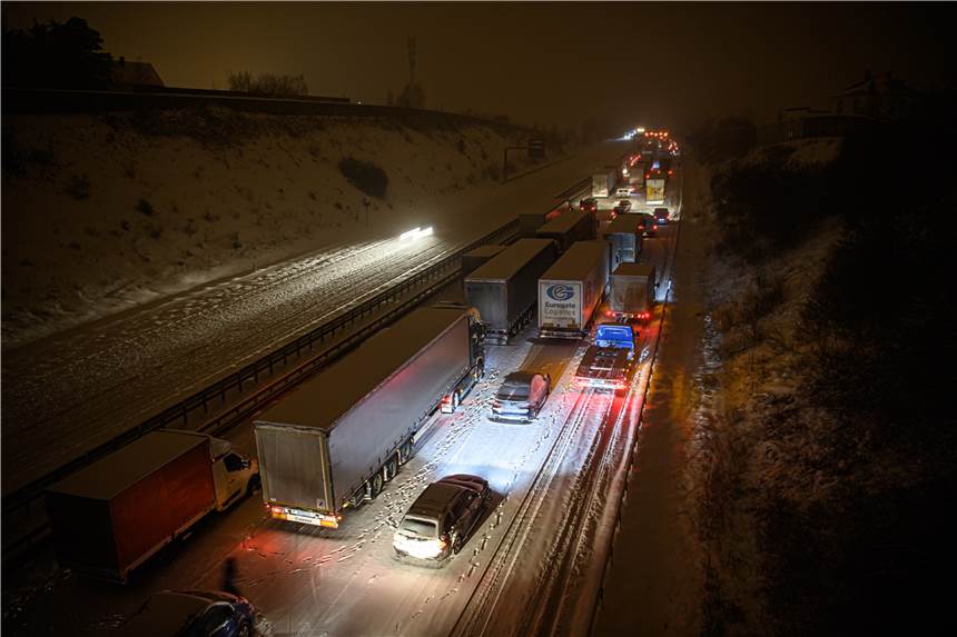 A2 in Dortmund nicht befahrbar - THW versorgt die Autofahrer Auf vielen Autobahnen (hier die A4 bei Dresden) ist es im Zuge des Kälteeinbruchs zu langen Staus gekommen. Auf der A2 bei Dortmund hat sich am Montagabend eine Eisschicht gebildet.