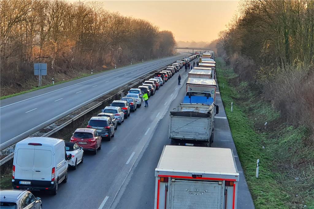 Die schönsten Geschichten des Jahres in Herbern: Neustart und Ende einer Ära Auf vielen Kilometern stauten sich die Autos stundenlang auf der A1 zwischen Ascheberg und Hamm-Bockum/Werne. Das nutzten einige Herberner, um auf ihre Weise zu helfen.
