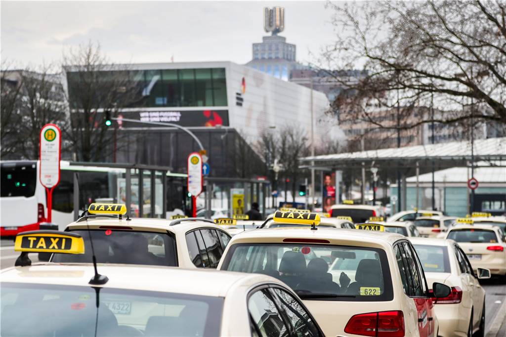 Auf Wunsch bekommt an in Dortmund ein Taxi mit englischsprachigem Fahrer. Häufig wird das allerdings nicht verlangt.