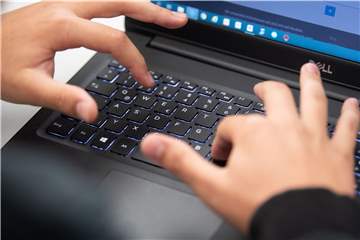 Auf www.berufechecken.de registrieren und bei einem virtuellen Rundgang die Angebote von 40 Unternehmen und Hochschulen anschauen - die Infomesse „Ausbildung + Studium“ macht‘s möglich.