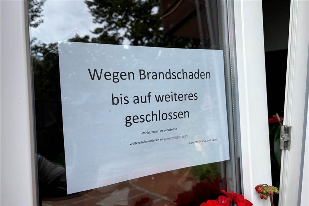 Brandschaden im Heimingshof: Ausflugslokal bis auf Weiteres geschlossen Auf Zetteln in den Fenstern informieren die Inhaber über den Brandschaden im Heimingshof.