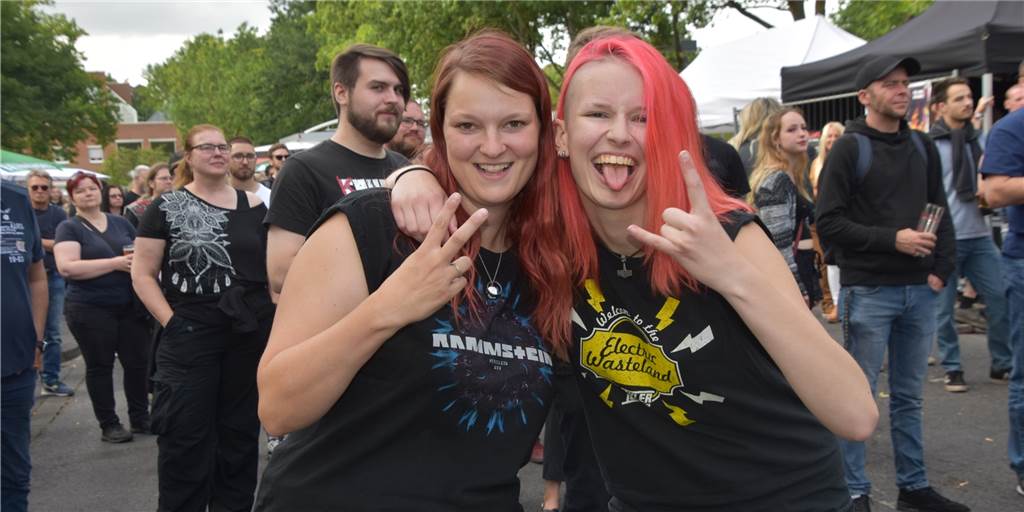 Zwei Tage musikalische Party: Lünen tanzt, feiert und singt beim Brunnenfest 2022 Auf zwei Bühnen gab es an zwei Tagen Musik pur beim 34. Brunnenfest in Lünen. Für die Besucherinnen Jessica und Pia gibt es schnelles Fazit: „Einfach geil hier."