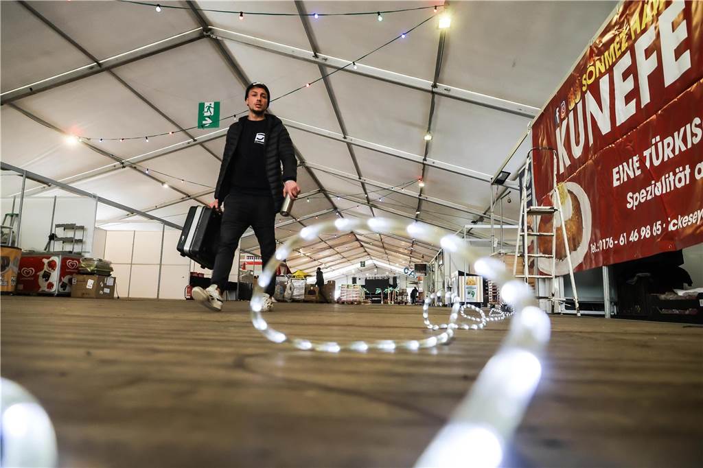 Festi-Ramazan-Start kurzfristig verschoben Aufbau statt Besucher: In den Zelten des Festi-Ramazan war der Aufbau am Freitagabend immer noch im vollen Gange. Eigentlich sollten zu diesem Zeitpunkt bereits Besucher über das Festival-Gelände schlendern.