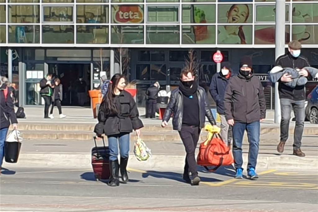 Heeker retten Flüchtlinge aus Auffanglager: „Sie fragten, ob wir nichts Böses tun“ Aufbruch nach Heek: Nachdem das Eis zwischen den Helfern und den geflüchteten Menschen gebrochen war, ging es zu den Bullis und zurück in die Dinkelgemeinde. Werner Depenbrock trug dabei das erschöpfte Mädchen zum Bulli (r.).