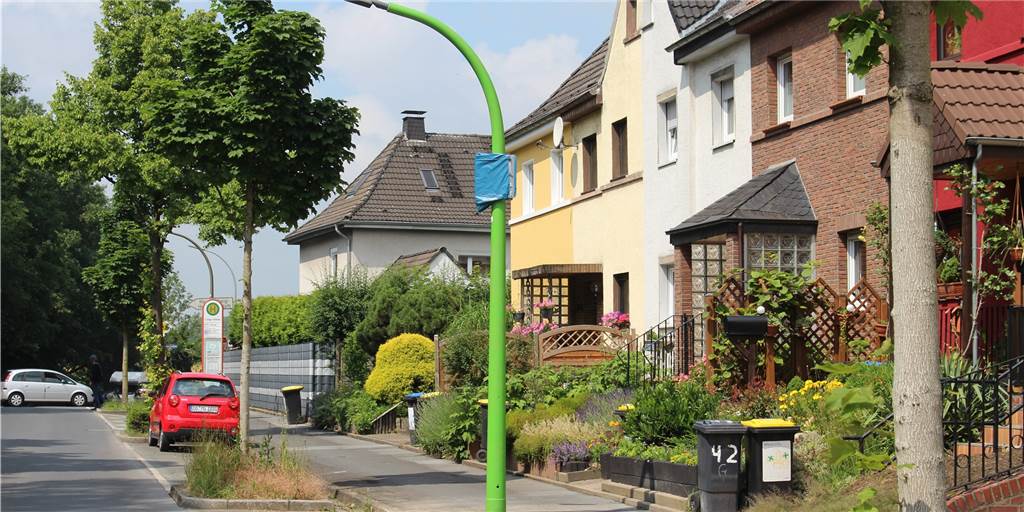 Ganz in Grün: Strom in Dortmund tanken an der Laterne vor der Haustür Auffällig grün ist die Straßenlaterne, an der man demnächst Strom tanken kann.