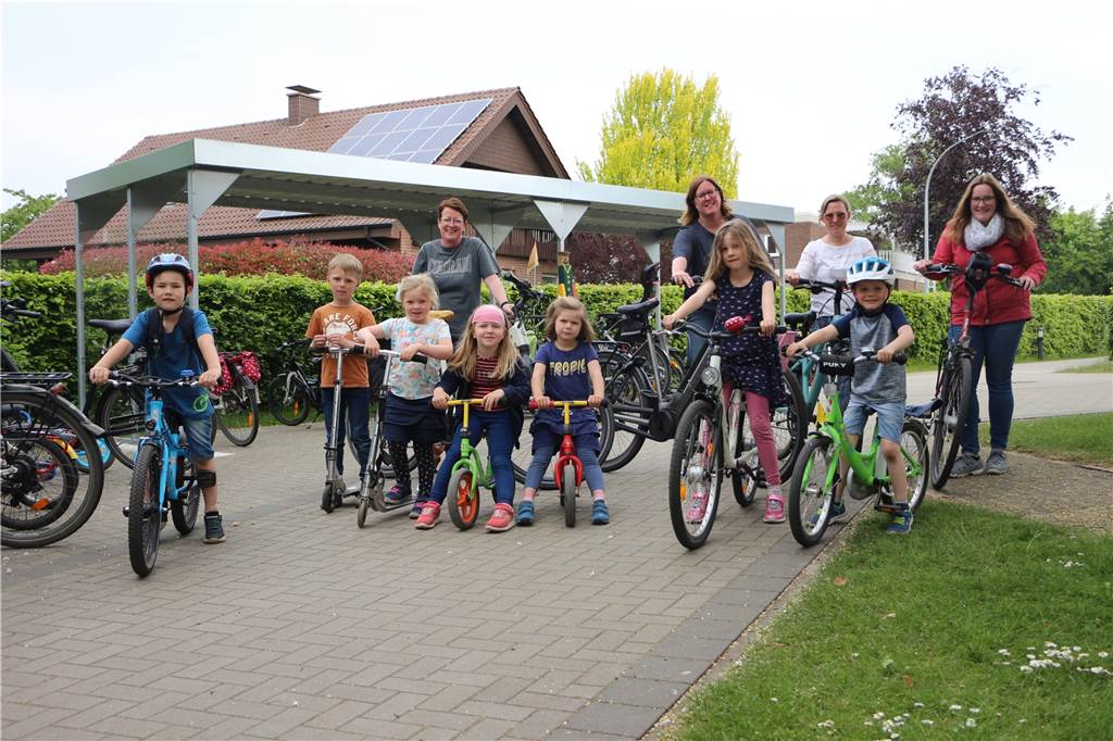 Wichtelwerkstatt-Kinder erobern Zirkuswagen und treten kräftig in die Pedale Auffällig viele Fahrräder stehen in diesen Tagen vor dem Kindergarten. Das Team nimmt erneut erfolgreich an der Aktion Stadtradeln teil.