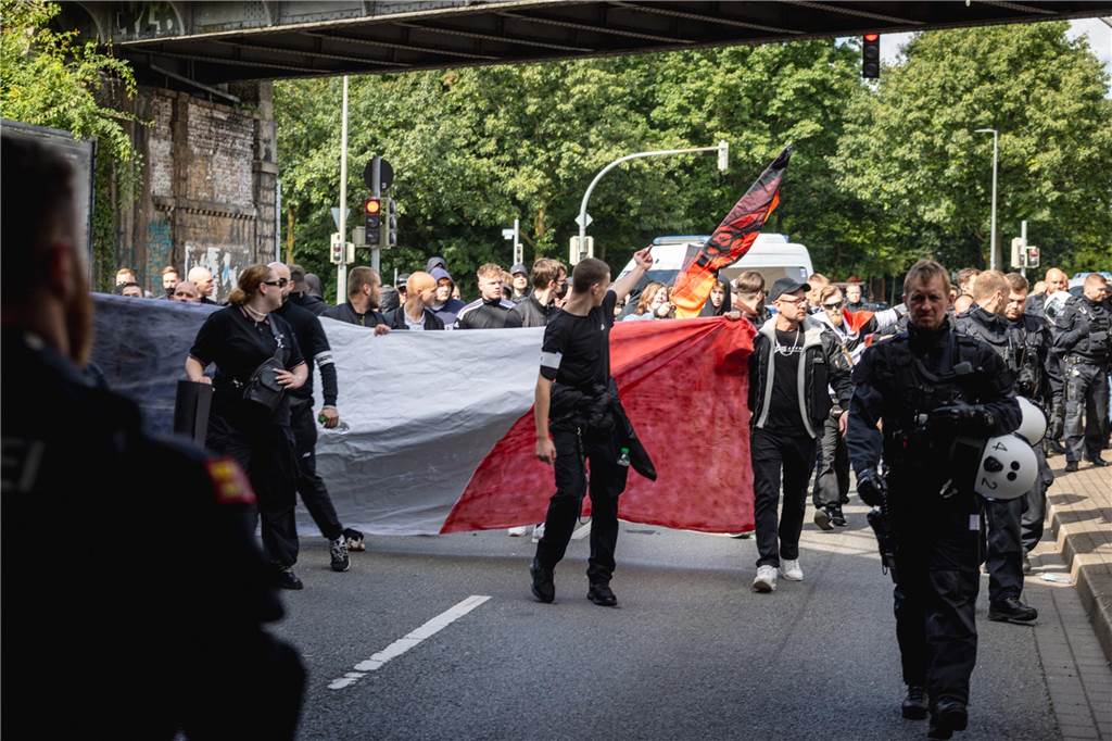 Verfassungsschutz: Dortmund „relevantestes Zentrum“ für Rechtsextremismus in NRW Auffallend junge Teilnehmer einer rechtsextremen Demonstration zogen im vergangenen Jahr parallel zum Christopher Street Day durch Dortmund.