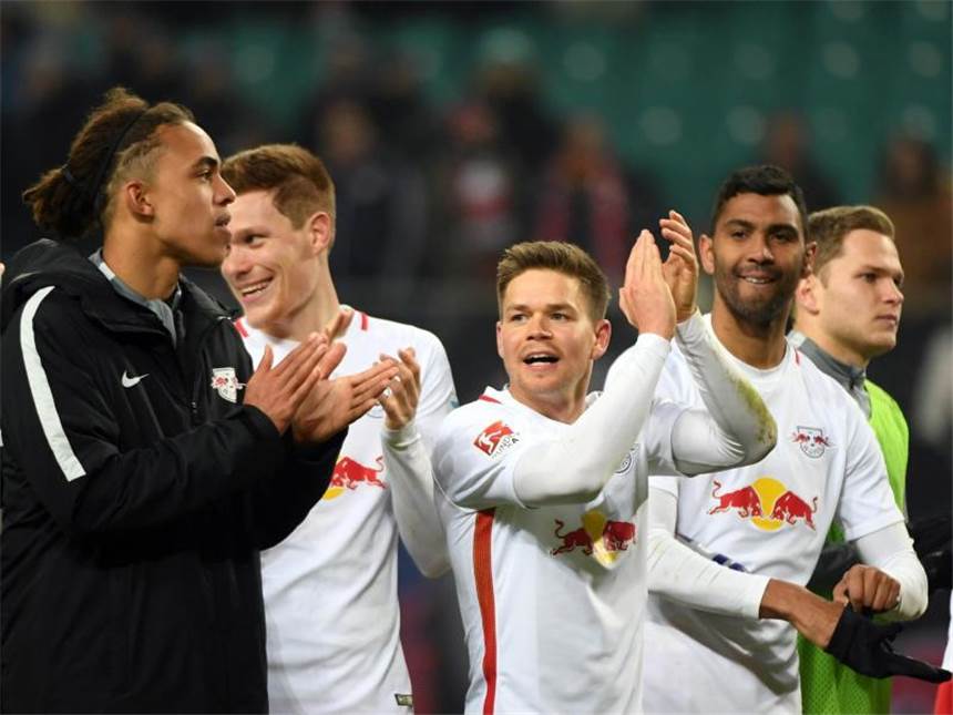 Torwart-Blackout hilft RB zum nächsten Sieg Aufgabe souverän gelöst: Die Leipziger Spieler feiern den deutlichen Sieg gegen Eintracht Frankfurt. Foto: Hendrik Schmidt