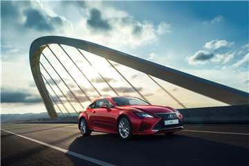 Aufgefrischt: Lexus hat sein Sportcoupé RC überarbeitet und bringt es zum Jahreswechsel in den Handel. Foto: Lexus