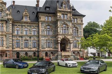 Aufgefrischtes Quartett: Die C-Klasse als Kombi, Coupé, Cabrio und Limousine. Die Preise starten bei 35.034 Euro für die Limousine. Foto: Daimler AG