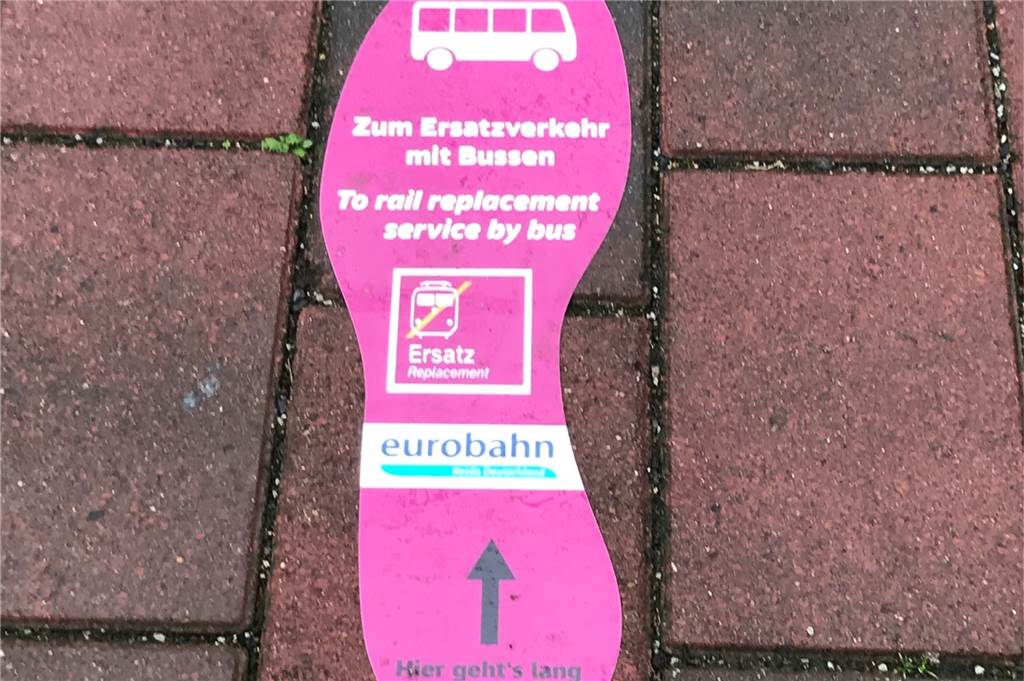 Schienenersatzverkehr für RB 50 fährt ab Bahnhof Davensberg mit drei Buslinien Aufgeklebte Fußstapfen weisen den Weg zum Schienenersatzverkehr ab Davensberg.