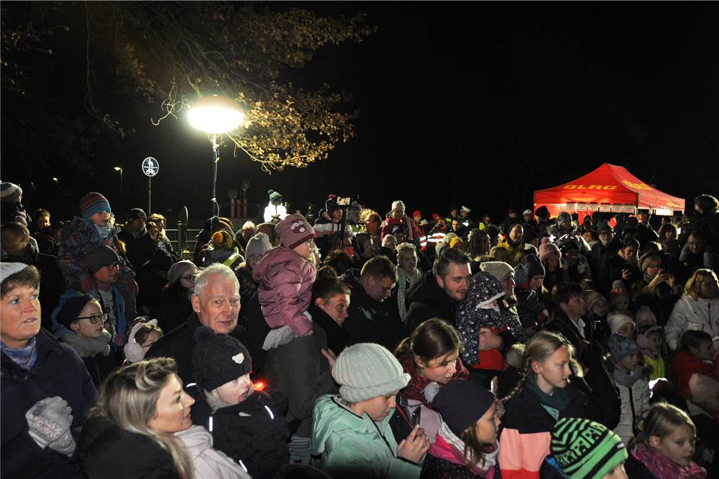 Die Kinder drängen sich vor der Bühne, auf der der Nikolaus steht.