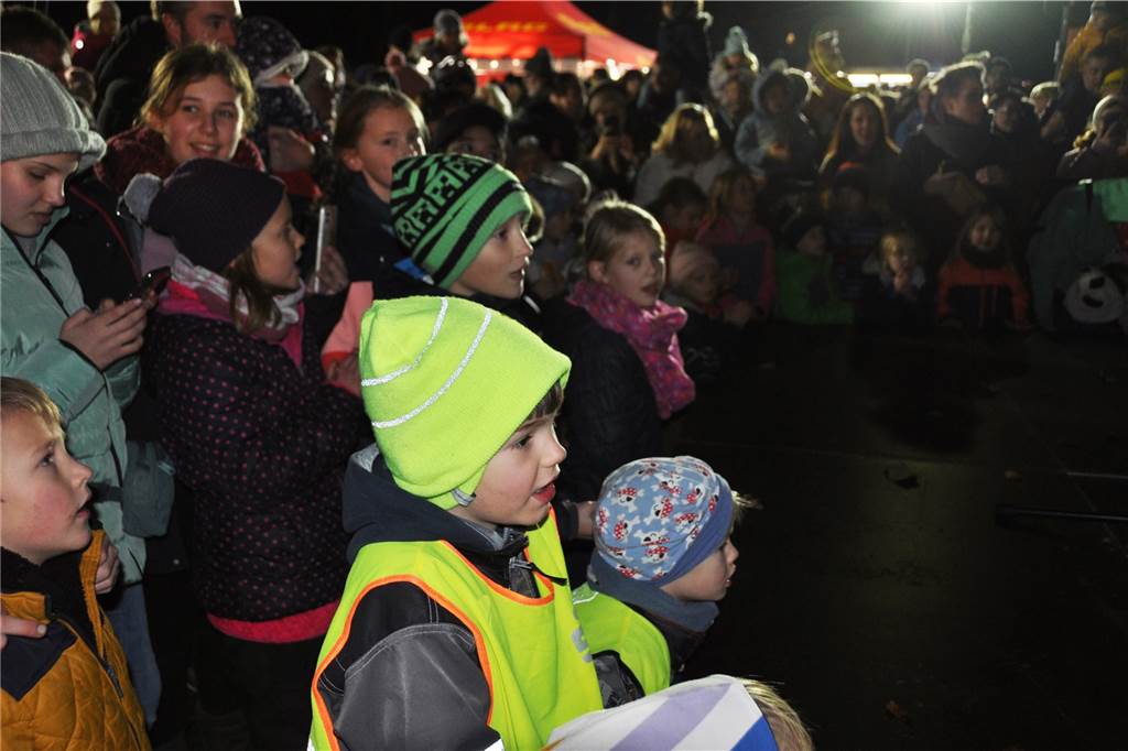 Die Kinder drängen sich vor der Bühne, auf der der Nikolaus steht.
