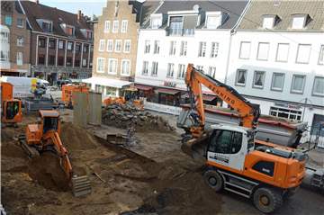 Aufgerissenes Pflaster, dröhnende Maschinen - die Vorbereitungen für die Neugestaltung des Dorstener Marktplatzes sind im vollen Gange.
