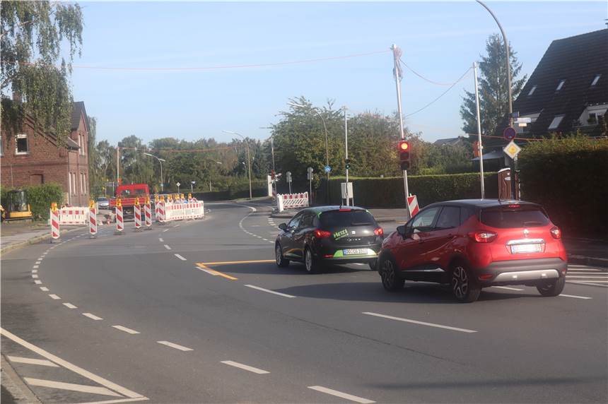 Aufgrund der Baustelle ist die Kurler Straße im Bereich der Einmündung Flemerskamp halbseitig gesperrt. Der Verkehr wird durch eine Baustellen-Ampel geregelt.