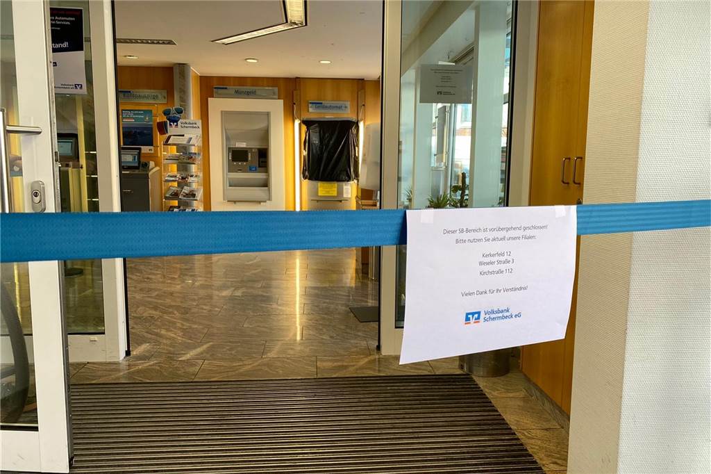 Geldautomat sollte gesprengt werden - Täter flüchten in silbernem Auto Aufgrund der Sprengung ist die Hauptstelle der Schermbecker Volksbank erst am Montag wieder geöffnet.