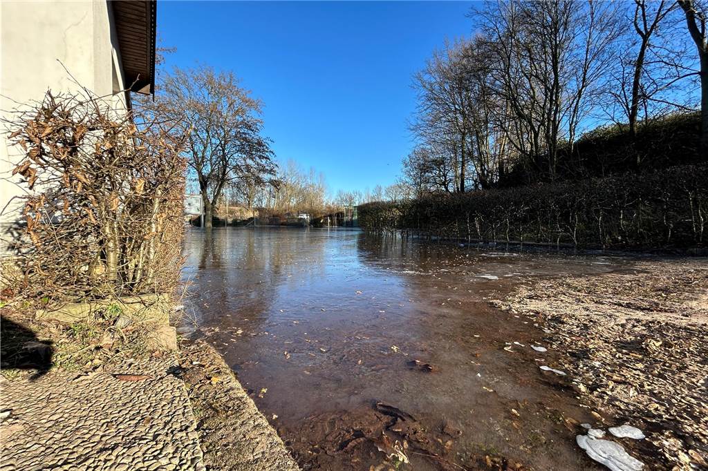 Kleingarten von Edwina Fleiß unter Wasser: „Da blutet mir das Herz“ Aufgrund der tiefen Temperaturen gefriert das Wasser, das die Kleingärten geflutet hat.