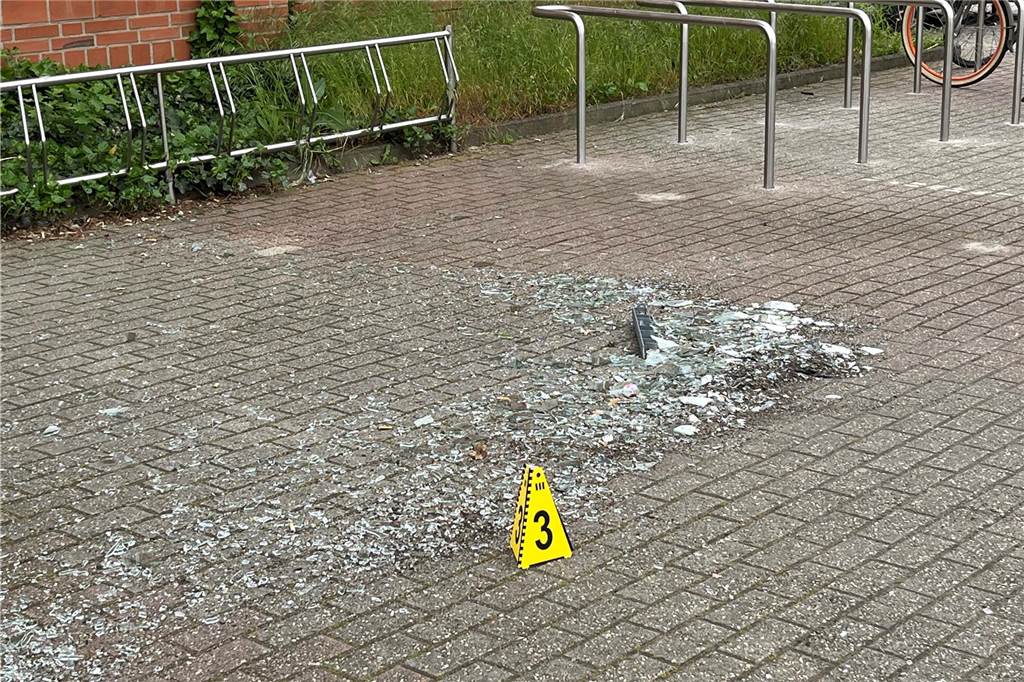 Unbekannte sprengen erneut Bankautomat in Schermbeck Aufgrund der Wucht der Detonation gingen Scheiben zu Bruch.