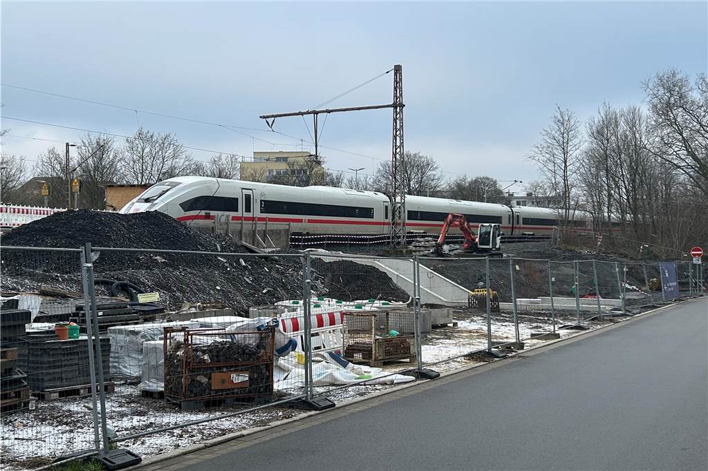Winter bringt Bauarbeiten zum Erliegen: Arbeiten dennoch im Zeitplan Ein Zug hält bei winterlichem Wetter am Hauptbahnhof in Lünen.