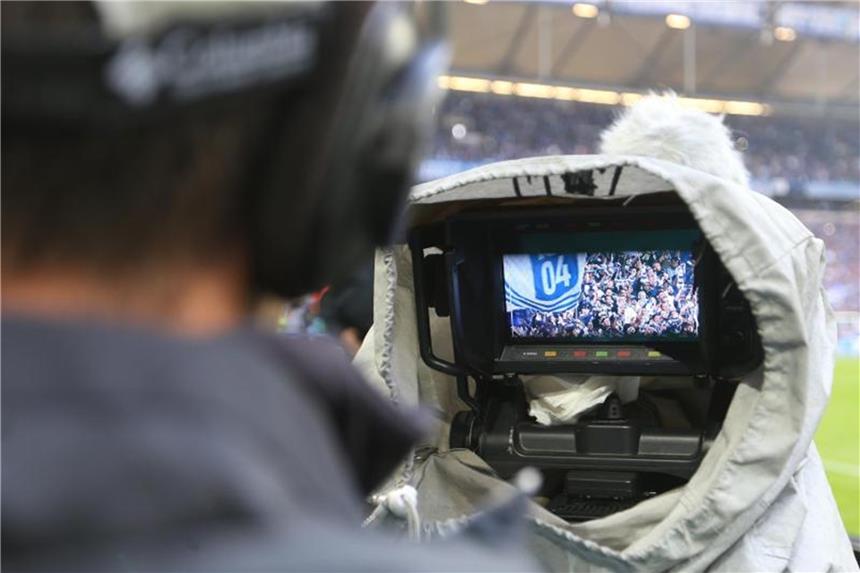 Aufgrund des neuen TV-Vertrags gibt es in der Fußball-Bundesliga nun auch Montagsspiele. Foto: Ina Fassbender