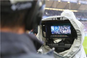 Aufgrund des neuen TV-Vertrags gibt es in der Fußball-Bundesliga nun auch Montagsspiele. Foto: Ina Fassbender