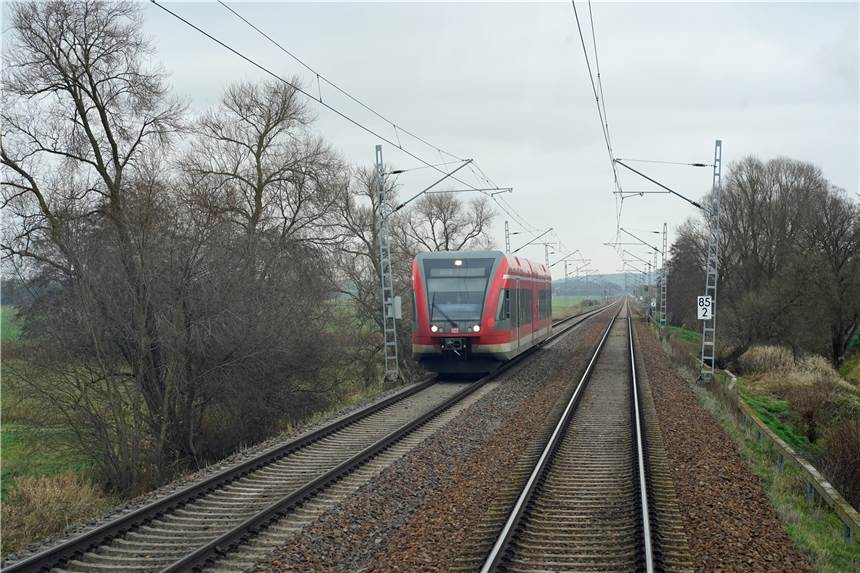 Wegen Coronafällen: Züge der RB 51 fahren seltener Lünen und Selm an Aufgrund personeller Engpässen im Zuge der Coronoa-Pandemie ist die deutsche Bahn gezwungen den Bahnverkehr zwischen Dortmund und Enschede zu reduzieren. Auch Lünen und Selm sind betroffen.