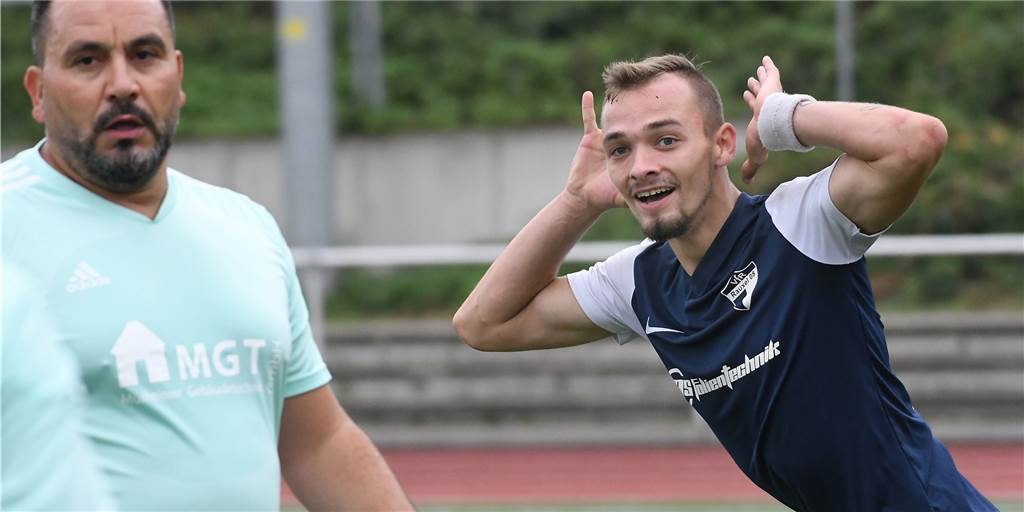 Bei Castrop-Rauxeler Überraschungsmannschaft ist zusammengewachsen, was zusammengehört Aufhorchen lassen derzeit die Kriesliga-B-Fußballer des VfR Rauxel, wie hier Danny Reinholz (r) nach seinem Tor zum 2:0 beim 5:1-Sieg gegen Fortuna Herne.