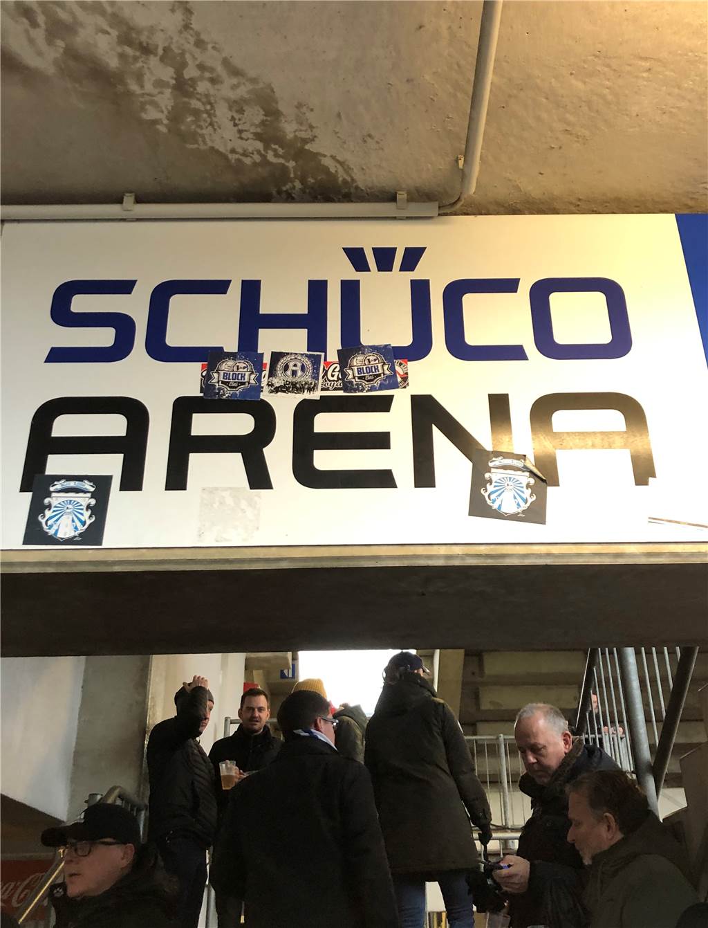 Mythos Arminia Bielefeld - und Amos Pieper mittendrin Aufkleber am Blockaufgang von Arminia Bielefeld.