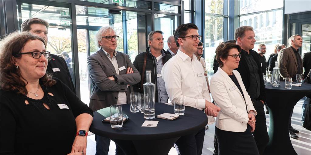 DEW eröffnet neues Kunden-Center: „Operation am offenen Herzen“ Aufmerksam verfolgt DEW21-Chefin Heike Heim (r.) bei einer kleinen Eröffnungsfeier die Berichte der Führungskräfte über die Umbauphase.