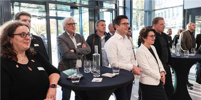 DEW eröffnet neues Kunden-Center: „Operation am offenen Herzen“