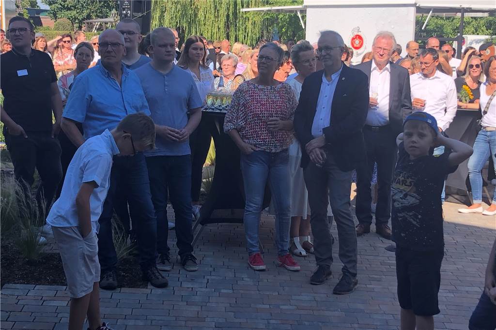 Ter Hürne feiert neues Kommunikationszentrum mit Familien und Freunden Aufmerksame Zuhörer bei der Begrüßungsrede von Gastgeber Bernhard ter Hürne, darunter auch Bürgermeister Werner Stödtke.