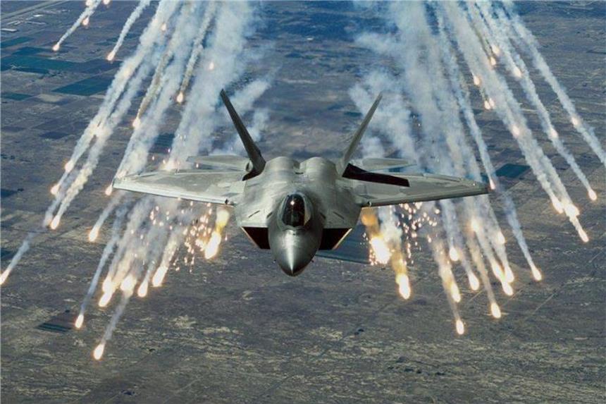 Weltweite Militärausgaben steigen weiter Aufnahme der US-Luftwaffe zeigt ein Kampfflugzeug des Typs F-22A Raptor beim Abfeuern von Geschossen. Foto: Tsgt Ben Bloker/Archiv