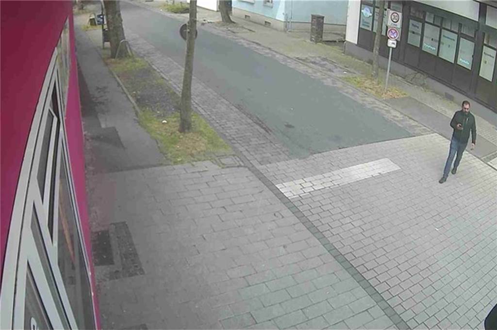 Einbruch in Haus an Ottostraße: Polizei sucht mutmaßlichen Täter mit Foto Aufnahmen einer Überwachungskamera zeigen einen Tatverdächtigen.