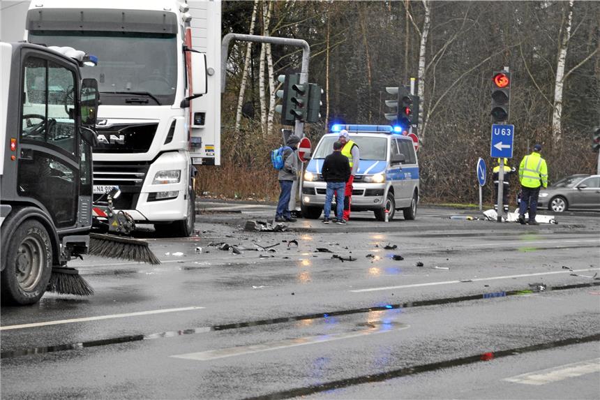 60-Jähriger Lkw-Fahrer schwer verletzt Aufräumarbeiten nach dem Unfall.