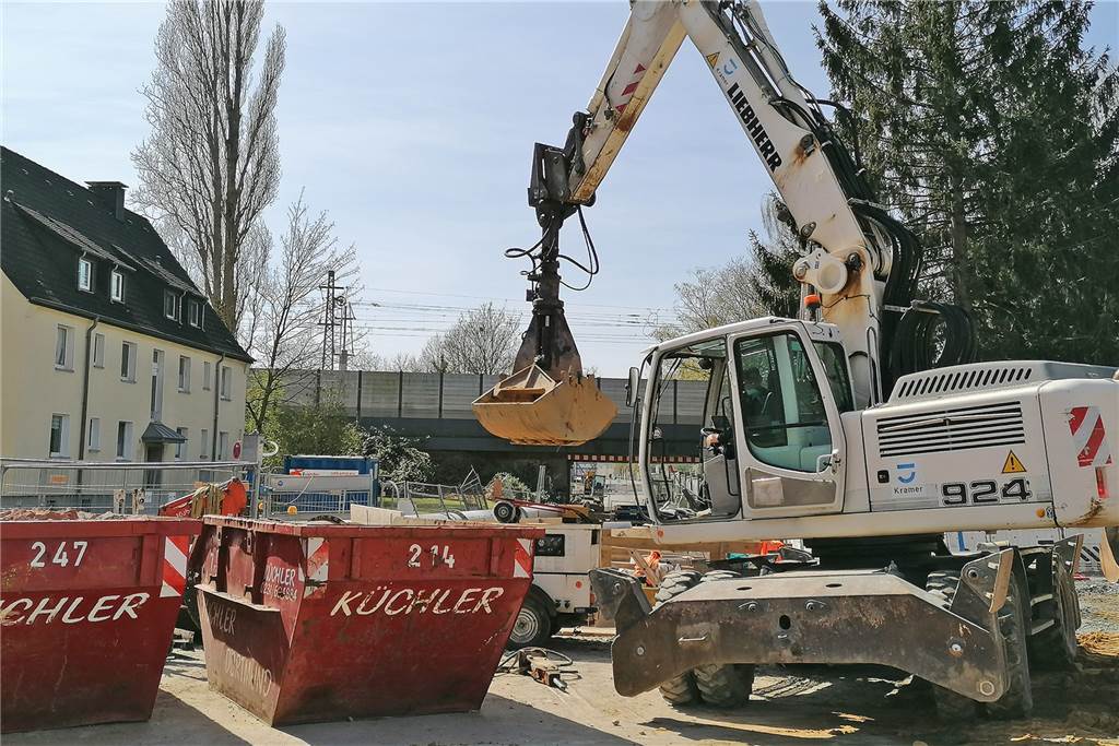 Baustelle seit 15 Monaten: Eine wichtige Straße in Dortmund ist bald wieder frei Aufräumen an der Baustelle: Ein Baggerfahrer befüllt Container. Bald hat die "unendliche Geschichte" ein Ende.