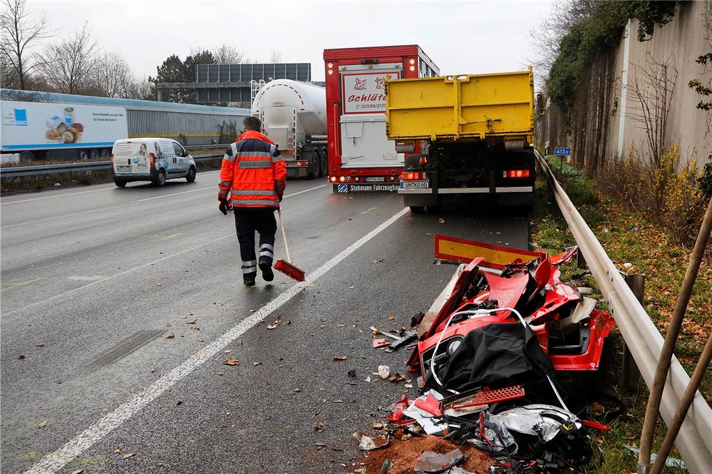 Unfall mit 100 Schweinen auf der Autobahn: Feuerwehrmann verletzt sich bei der Rettungsaktion Aufräumen nach dem Unfall auf der Autobahn 2. Ab ca 10 Uhr sind zunächst wieder zwei Fahrspuren nutzbar.