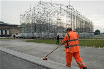 Aufräumen nach der Kunstschau in Kassel. Im Hintergrund: der leere „Parthenon der Bücher“. Foto: Uwe Zucchi