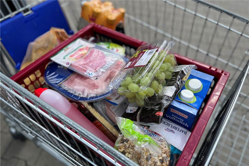 „Doppelt so teuer“ - Sandra Westerholt kauft gleiche Produkte vier Jahre später Ein Einkaufswagen mit vielen Lebensmitteln.
