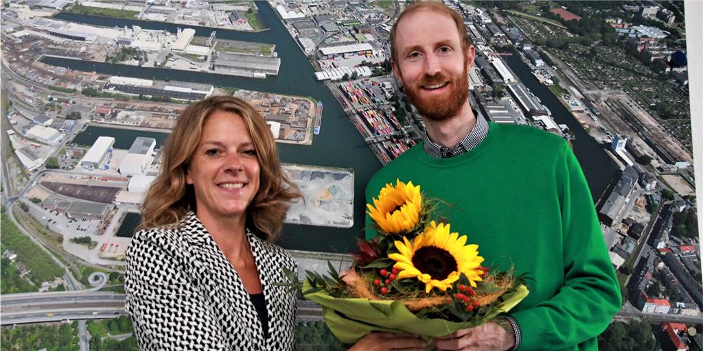 Neue Hafen-Chefin Bettina Brennenstuhl will Dortmunds Straßen und Autobahnen entlasten Aufsichtsratsvorsitzender Jendrik Suck begrüßt Dortmunds neue Hafen-Chefin Bettina Brennenstuhl.