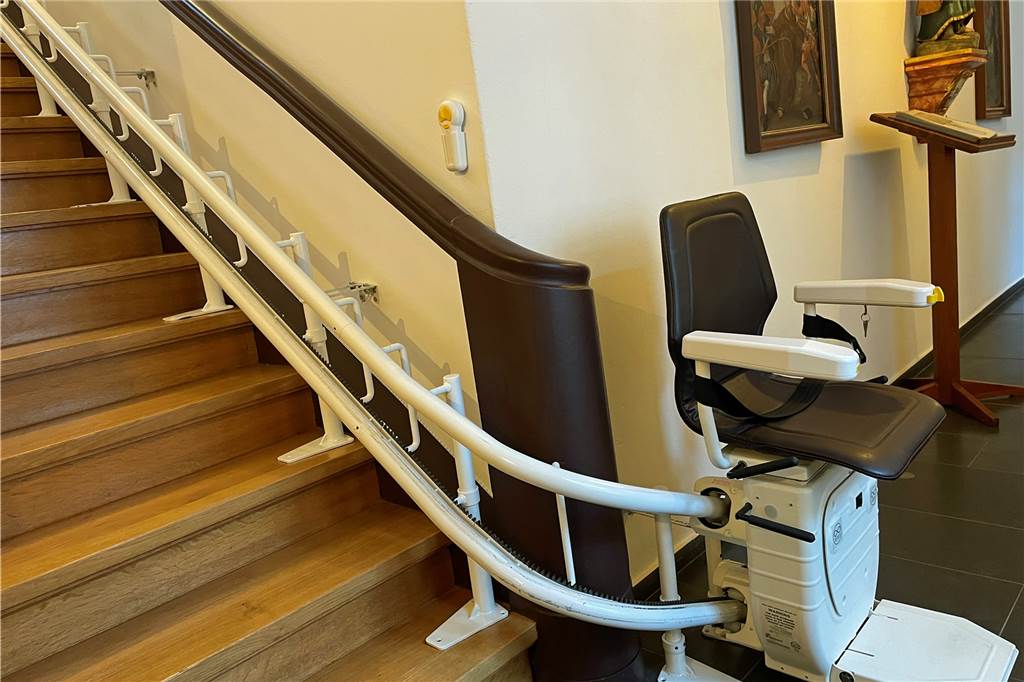 Mit 68 der Jüngste: Kapuziner-Kloster wird zum Seniorenheim Aufstiegshilfe. Ein Treppenlift ist bereits eingebaut, um den Aufstieg ins erste Obergeschoss zu erleichtern.